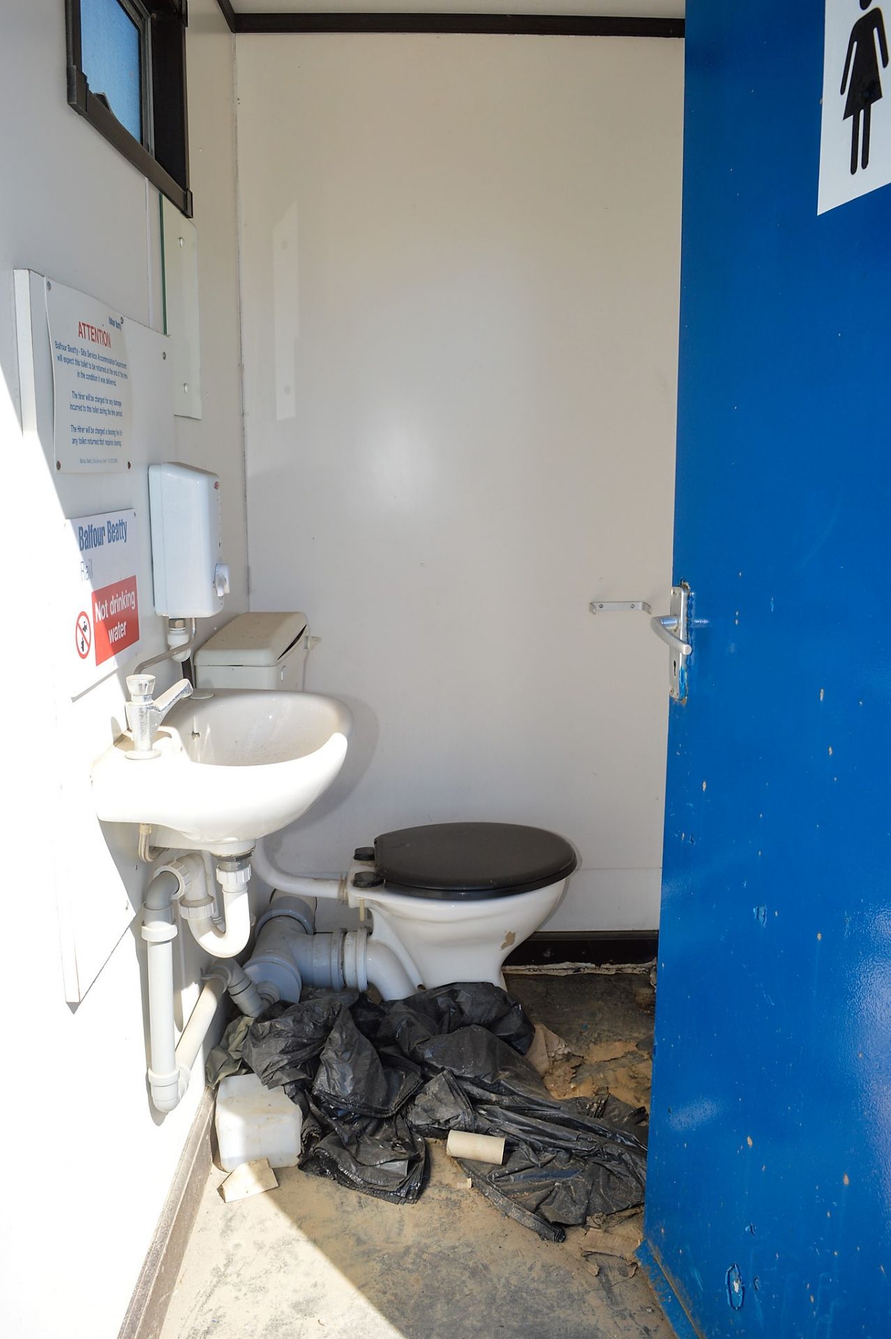 13 ft x 8 ft steel anti vandal jack leg  toilet site unit ** No keys, but unlocked** (Yellow tick) - Image 5 of 8