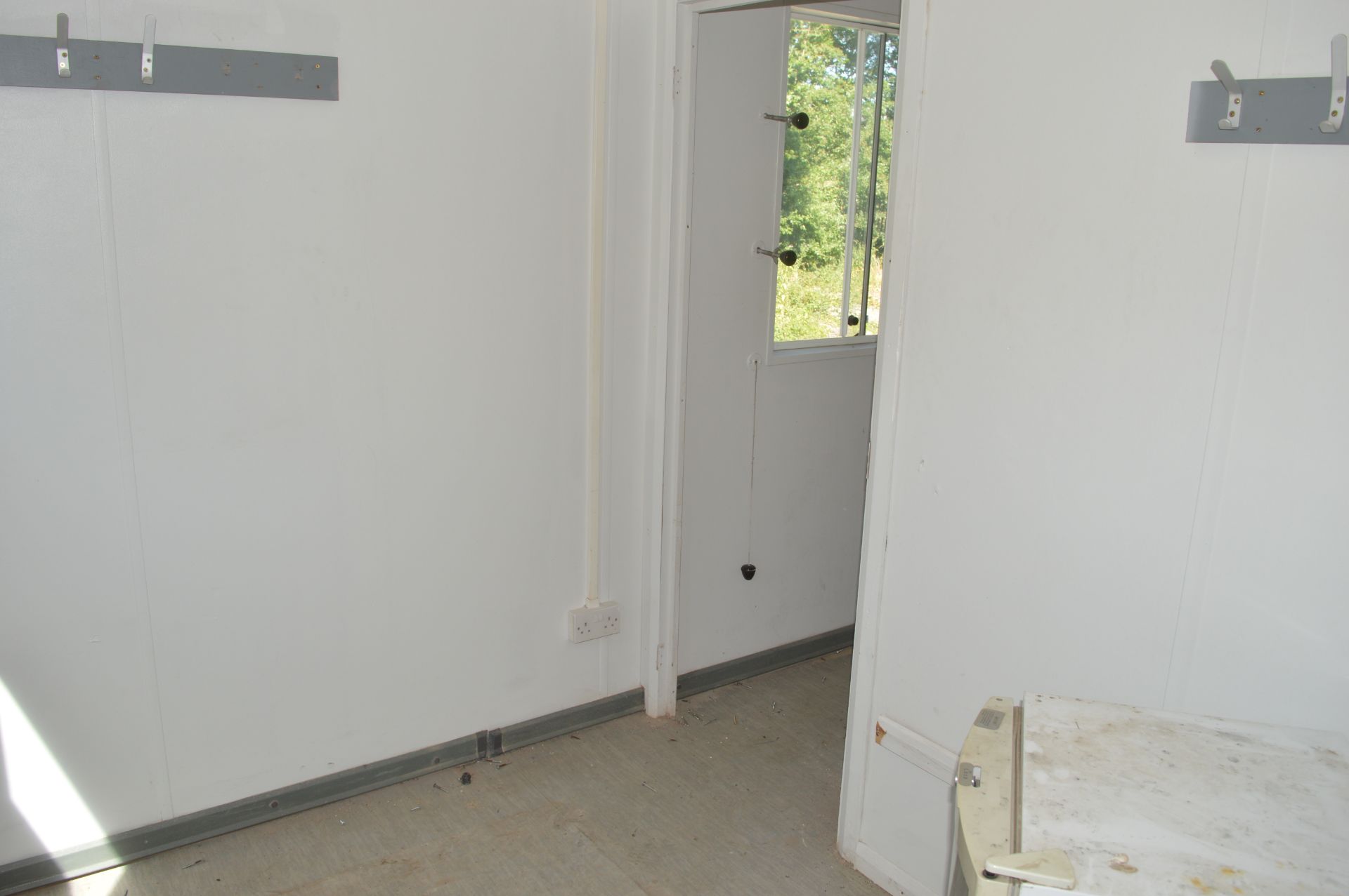 32 ft x 10 ft steel anti vandal jack leg site office  ** No keys but unlocked ** NH77000170 - Image 7 of 8