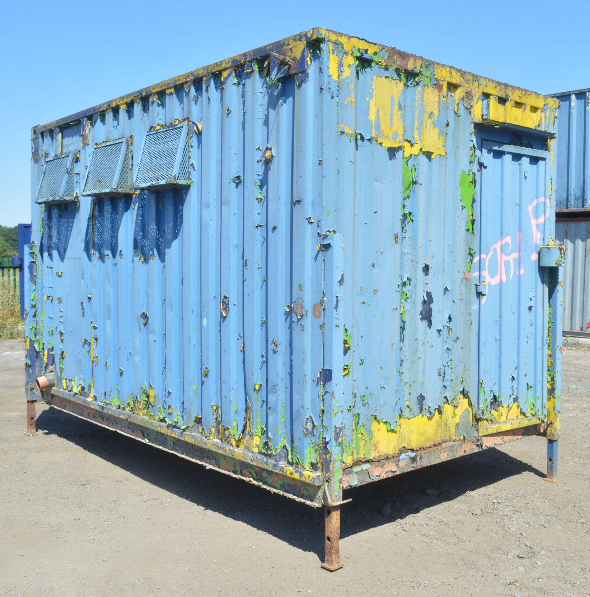 13 ft x 8 ft steel anti vandal jack leg toilet site unit ** No keys, but unlocked** 66 (BC) - Image 2 of 10