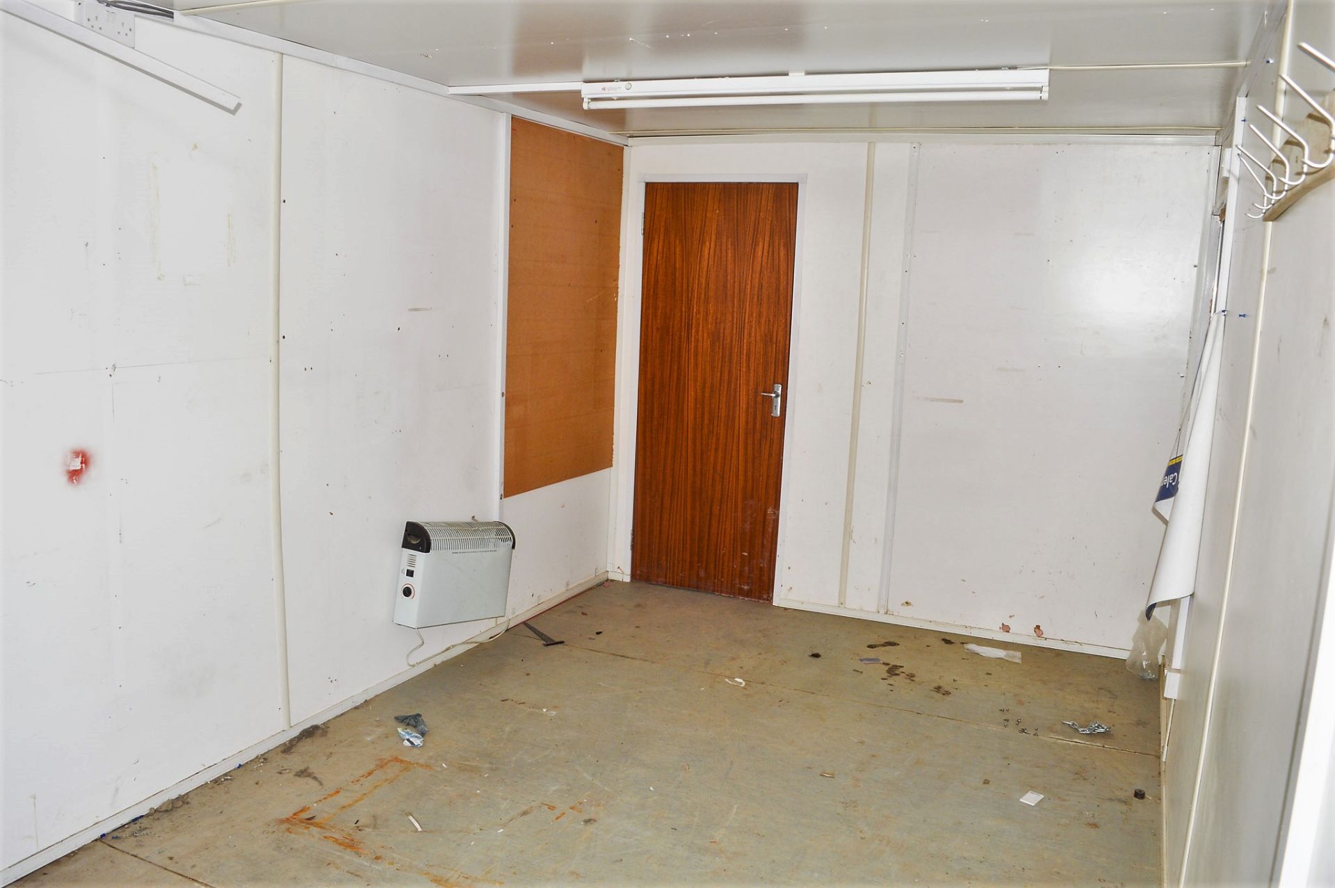 21 ft x 9 ft steel anti vandal welfare site unit Comprising of: Canteen area & toilet c/w keys in - Image 5 of 8