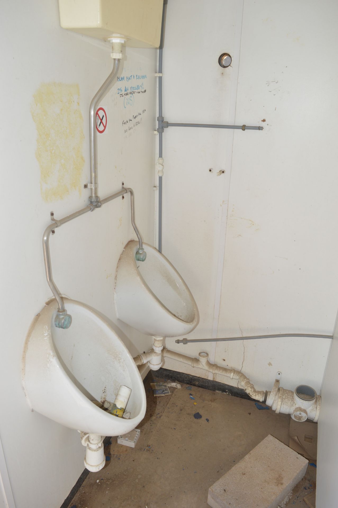 13 ft x 8 ft steel anti vandal jack leg toilet site unit ** No keys, but unlocked** 66 (BC) - Image 8 of 10