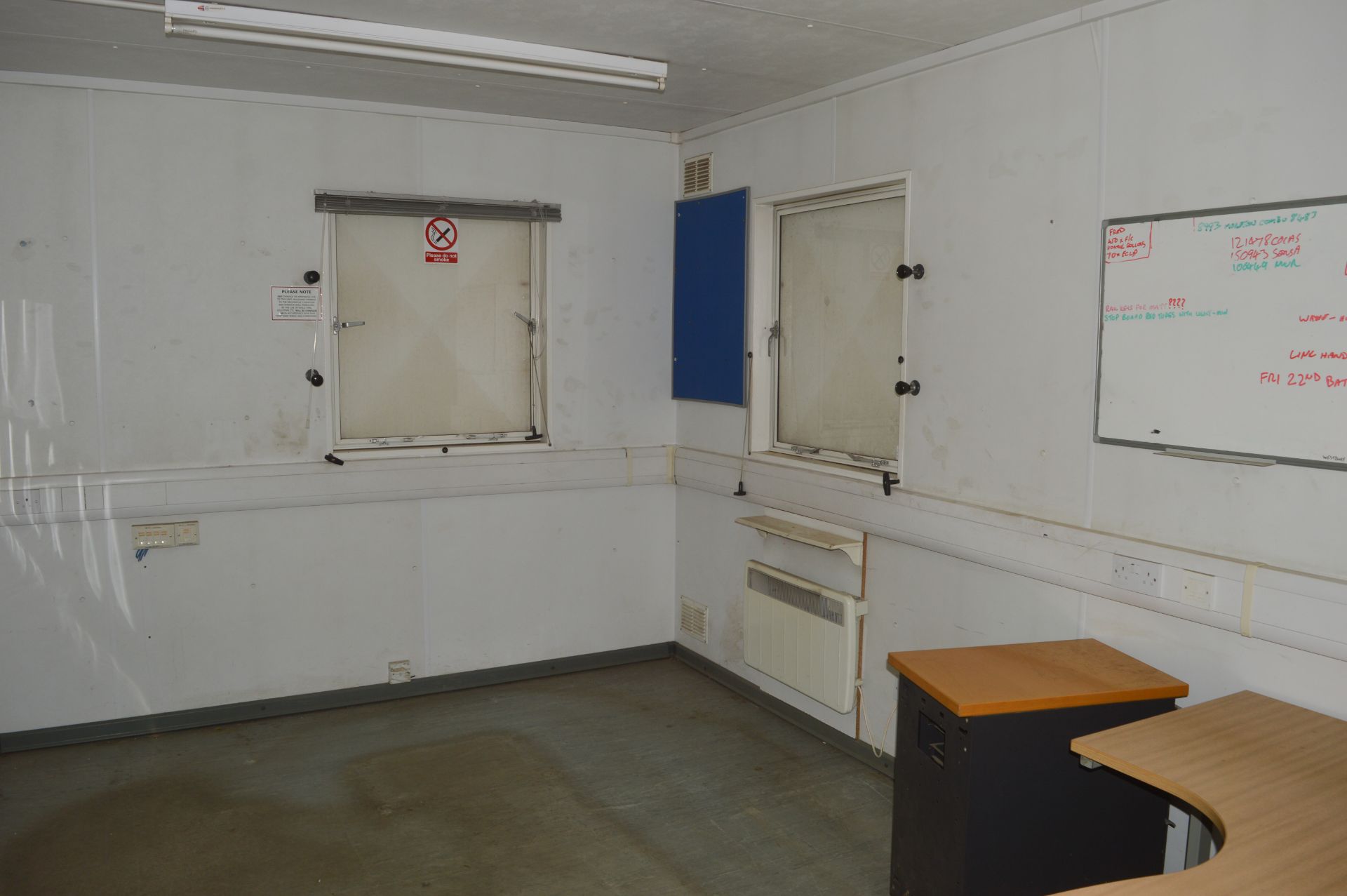 32 ft x 10 ft steel anti vandal jack leg site office  ** No keys but unlocked ** 400601 - Image 5 of 8