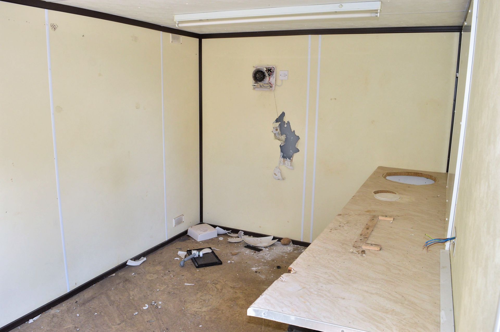 21 ft x 9 ft steel anti vandal welfare site unit Comprising of: canteen area, toilet & generator - Image 7 of 8