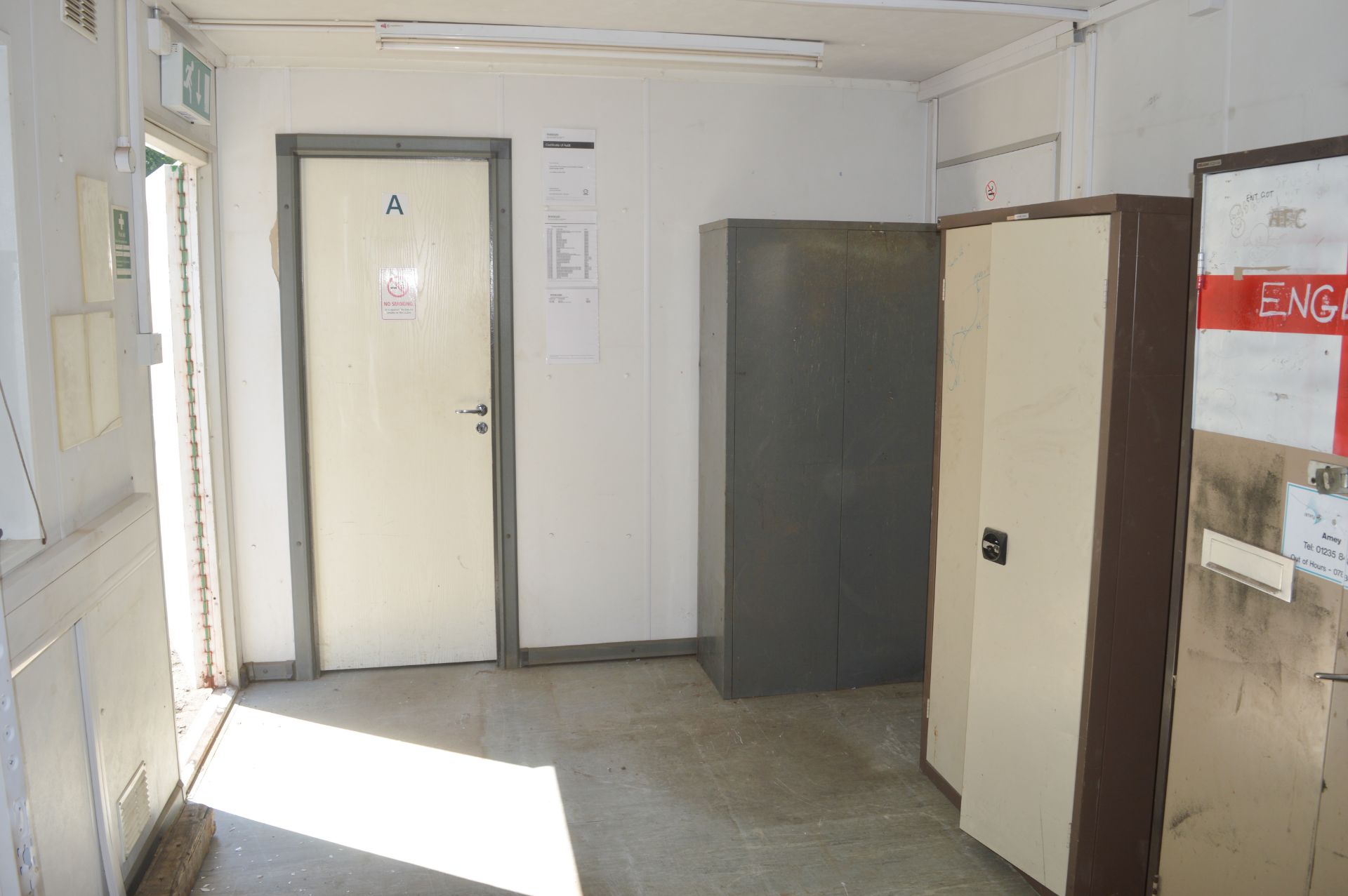 32 ft x 10 ft steel anti vandal jack leg site office  ** No keys but unlocked ** 400601 - Image 8 of 8