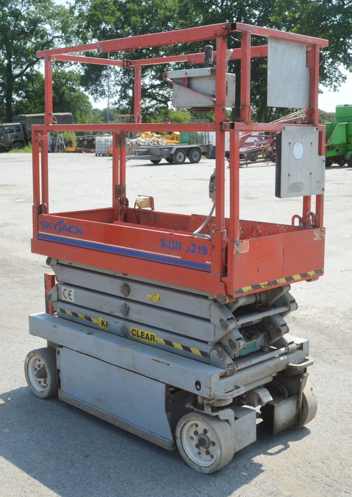 Skyjack SJ111 3219 battery electric scissor lift access platform Year:  S/N: 22013321 2235 - Image 2 of 7