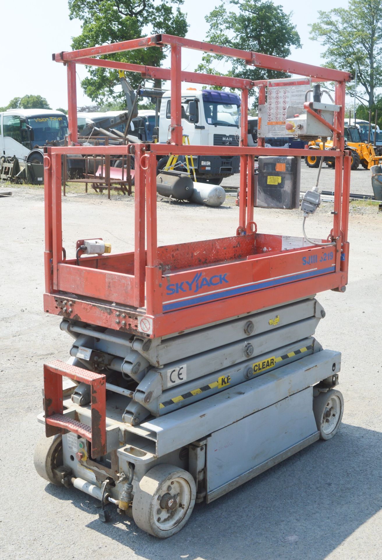 Skyjack SJ111 3219 battery electric scissor lift access platform Year:  S/N: 22013321 2235