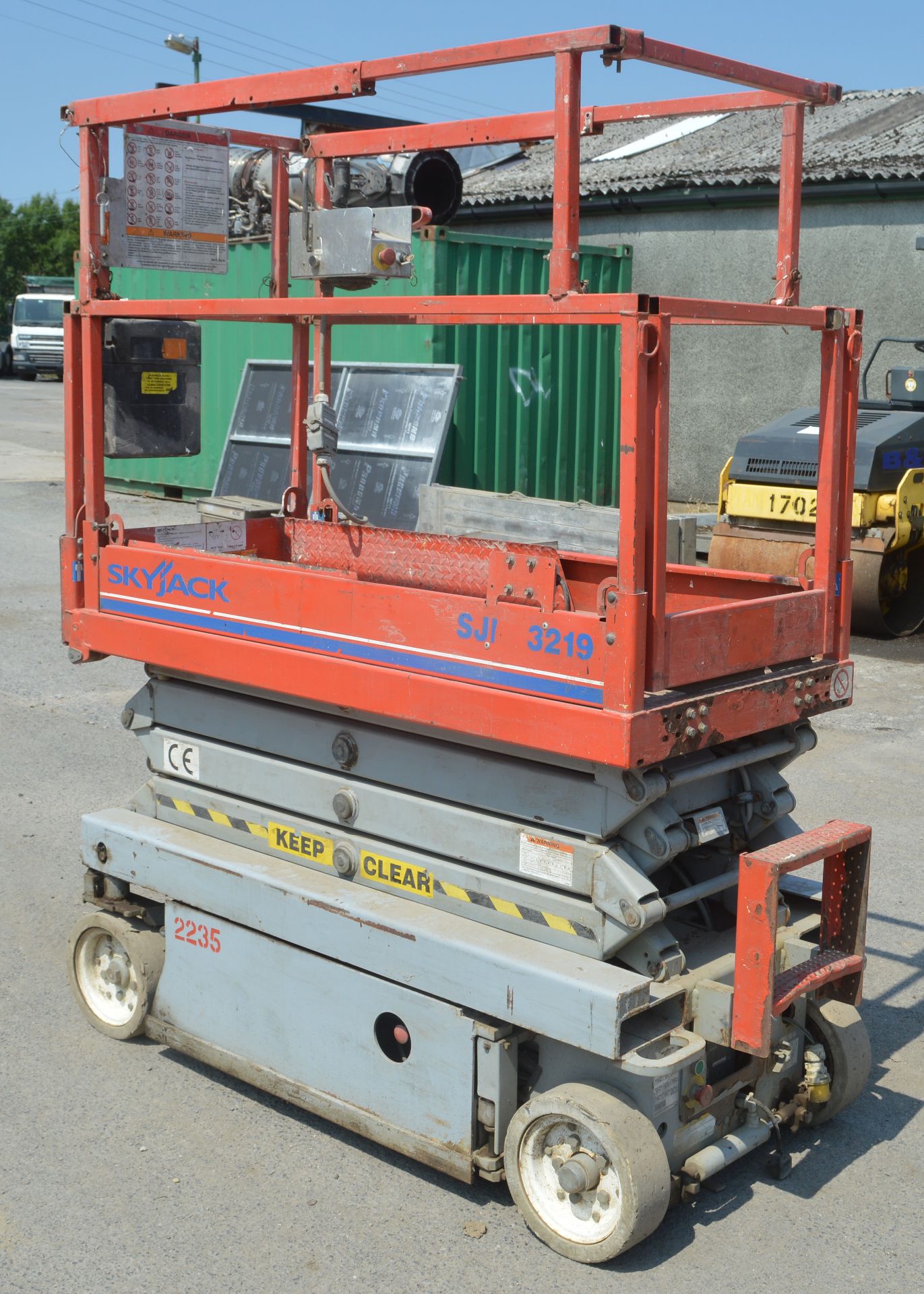 Skyjack SJ111 3219 battery electric scissor lift access platform Year:  S/N: 22013321 2235 - Image 4 of 7