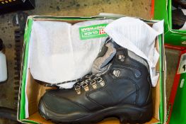 Pair of Click black safety boots Size 7