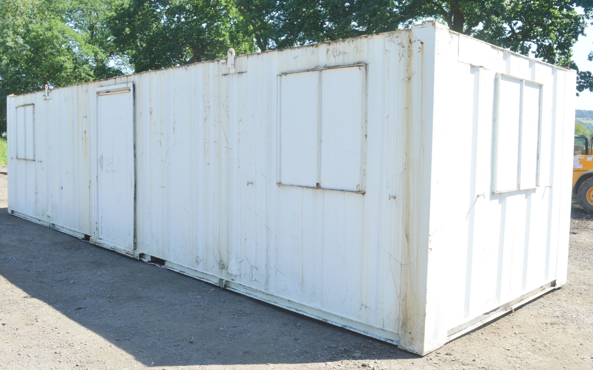 32 ft x 10 ft steel anti vandal jack leg site office  ** No keys but unlocked ** A440655 - Image 2 of 6