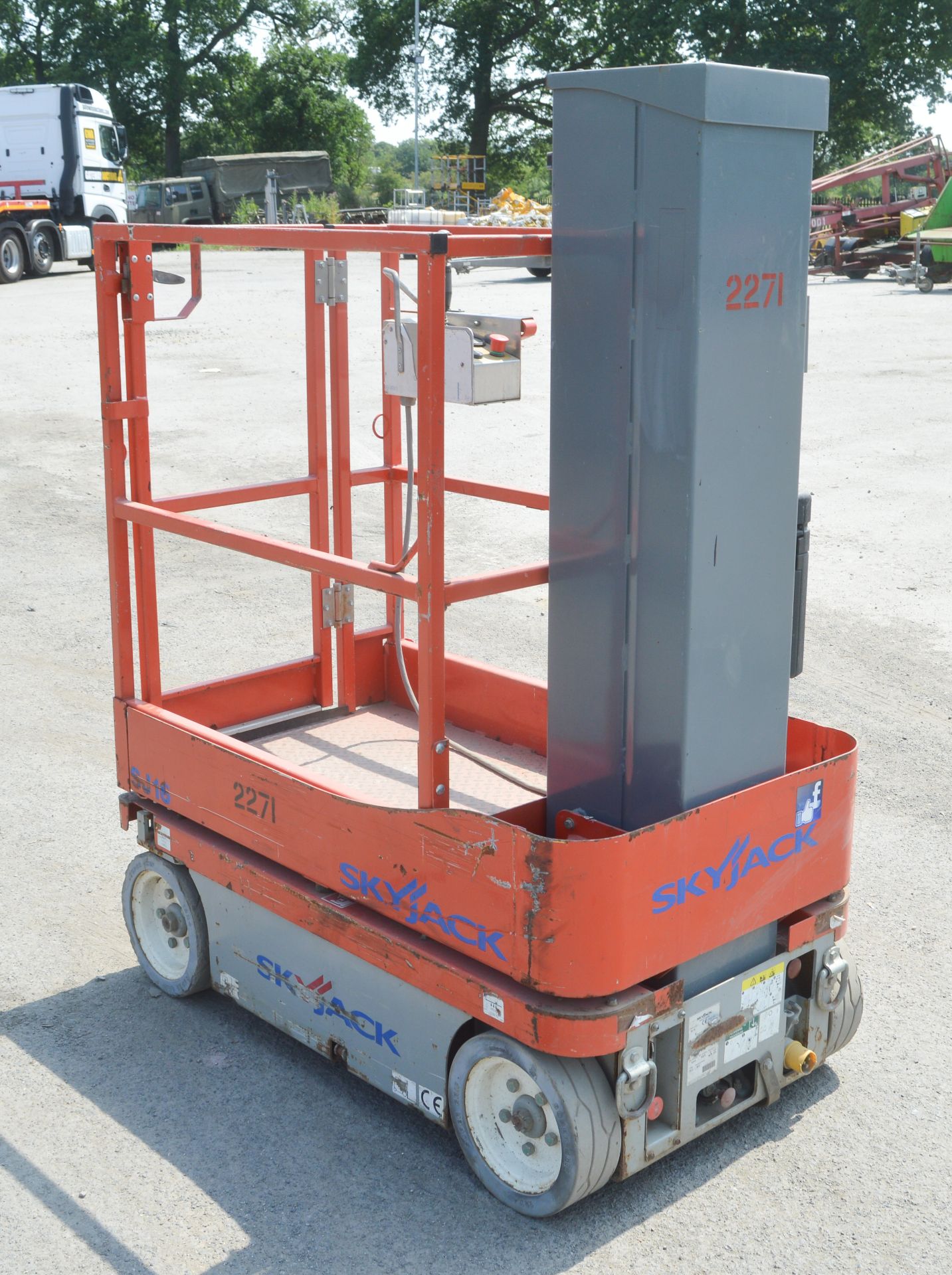 Skyjack SJ16 battery electric scissor lift access platform Year: 2012 S/N: 14001378 Recorded - Image 2 of 7