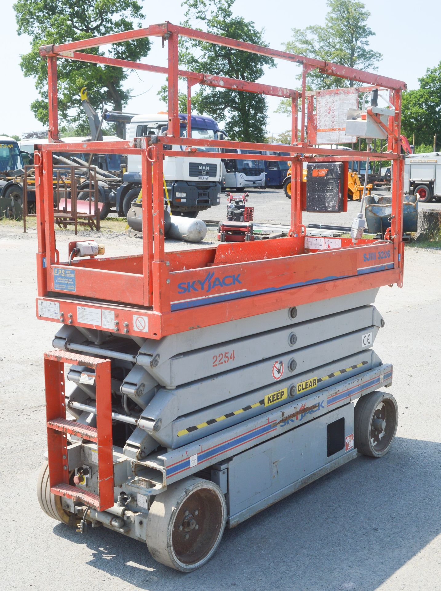 Skyjack SJ111 3226 battery electric scissor lift access platform Year: 2009 S/N: M27000176 2254