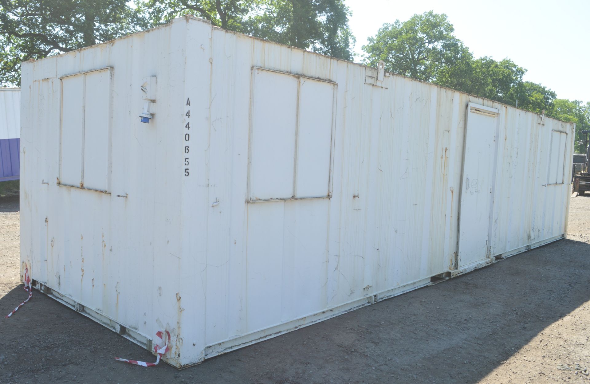 32 ft x 10 ft steel anti vandal jack leg site office  ** No keys but unlocked ** A440655 - Image 3 of 6