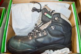 Pair of Click black safety boots Size 11