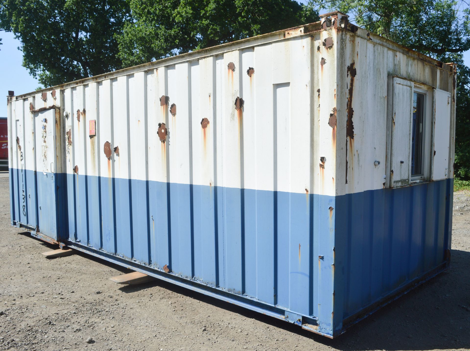 24 ft x 9 ft steel anti vandal office site unit ** No keys but unlocked BV138 - Image 2 of 6