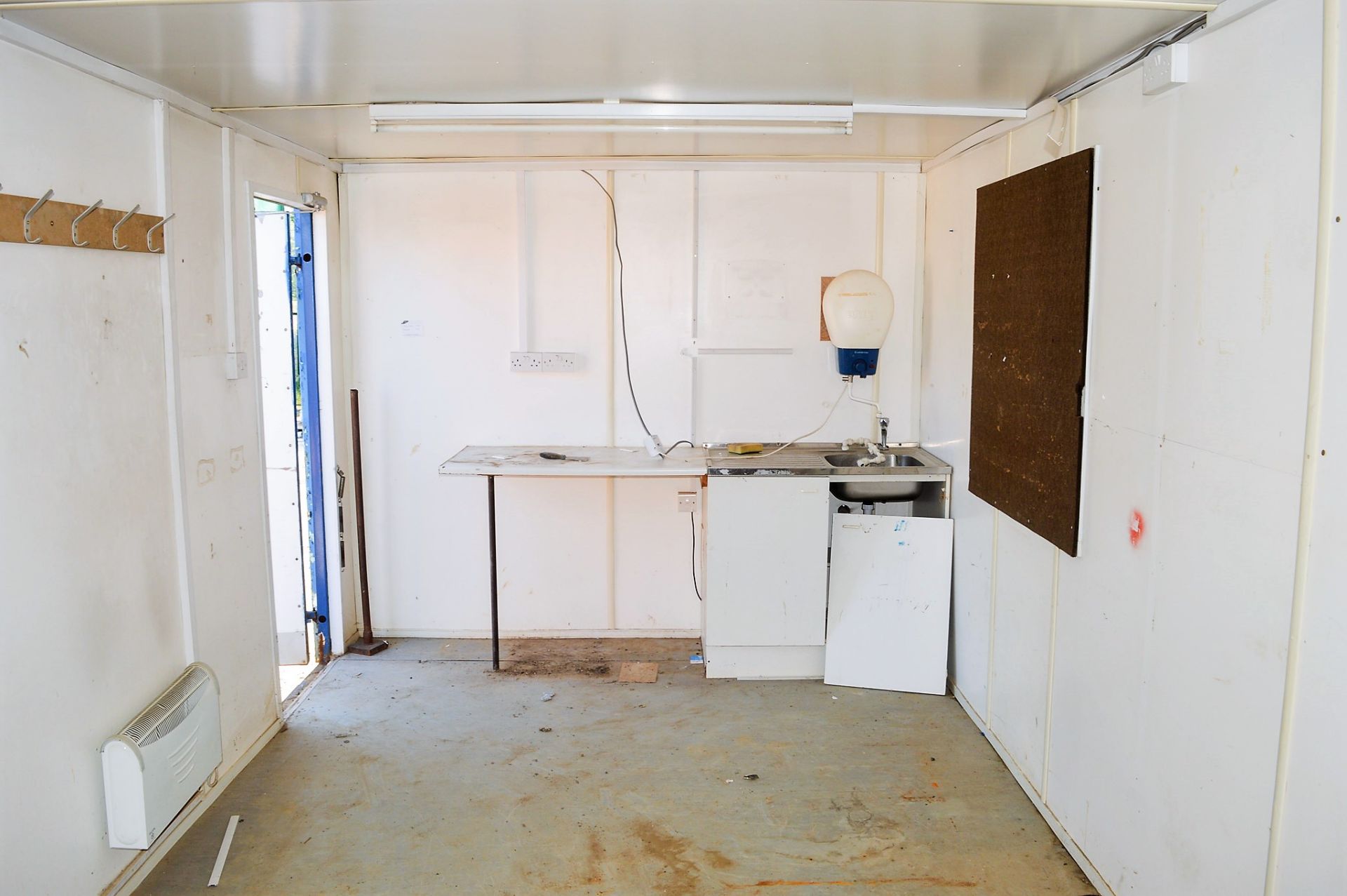 21 ft x 9 ft steel anti vandal welfare site unit Comprising of: Canteen area & toilet c/w keys in - Image 6 of 8