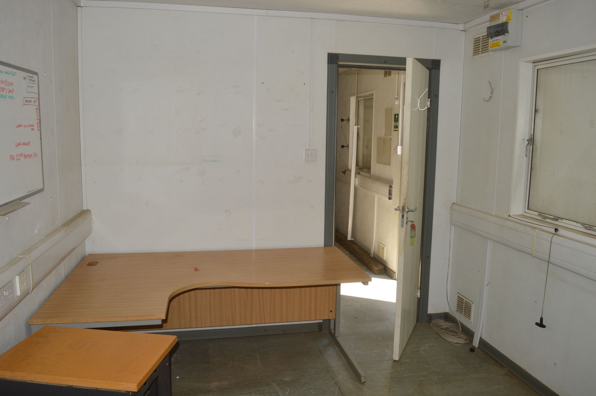 32 ft x 10 ft steel anti vandal jack leg site office  ** No keys but unlocked ** 400601 - Image 6 of 8