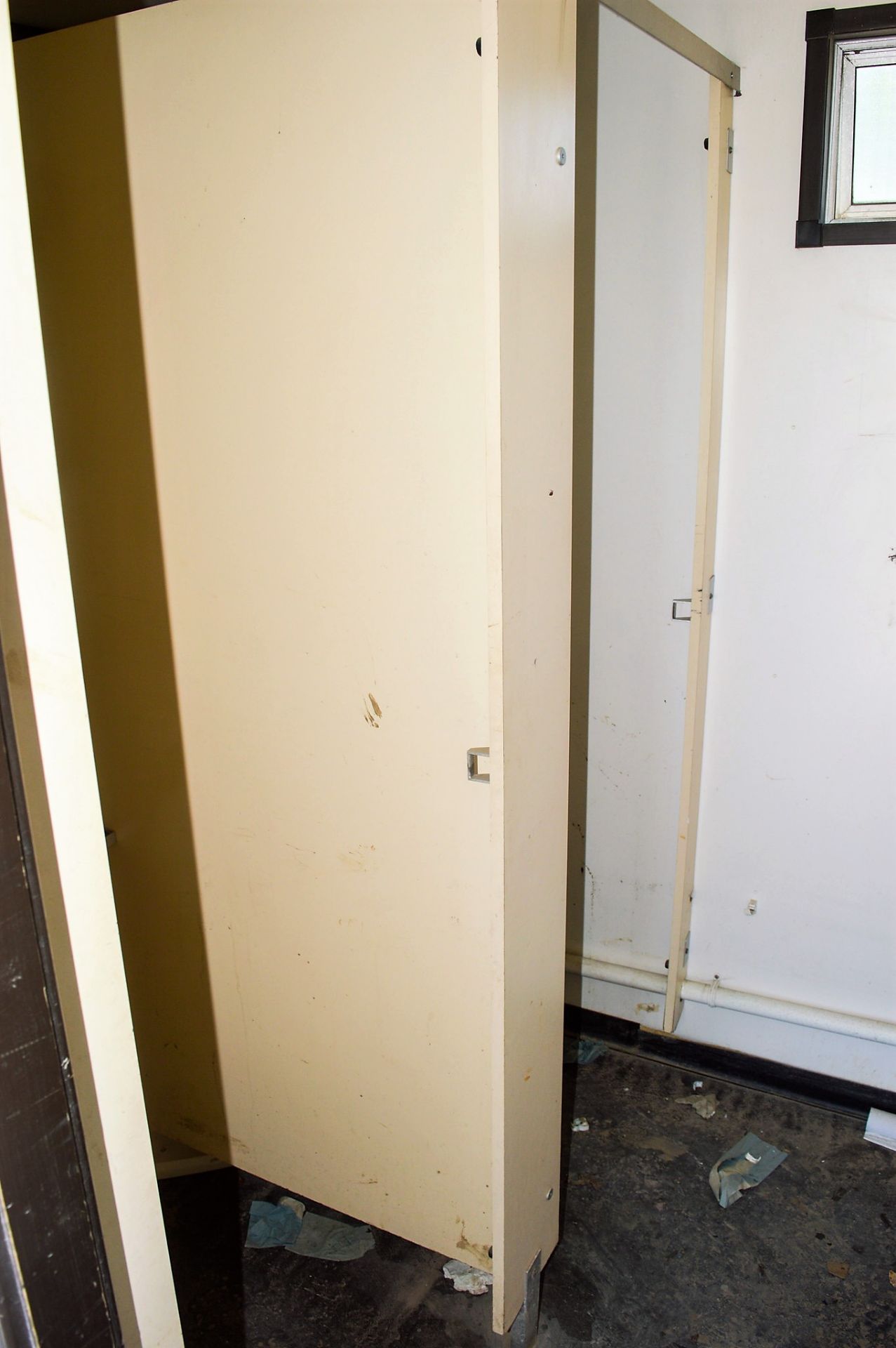 13 ft x 8 ft steel anti vandal jack leg  toilet site unit ** No keys, but unlocked** (Yellow tick) - Image 7 of 8