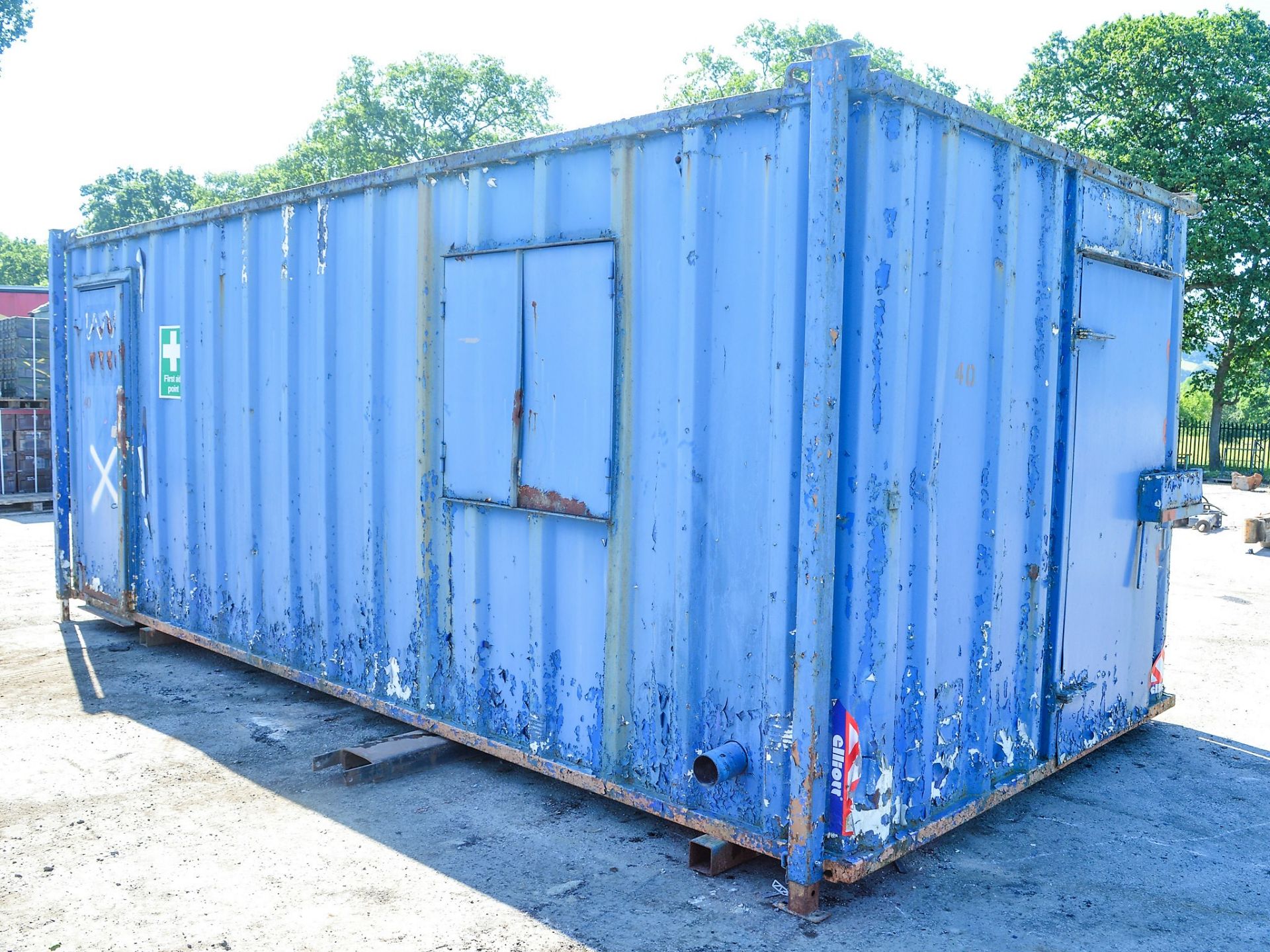 21 ft x 9 ft steel anti vandal welfare site unit Comprising of: Canteen area & toilet c/w keys in - Image 2 of 8