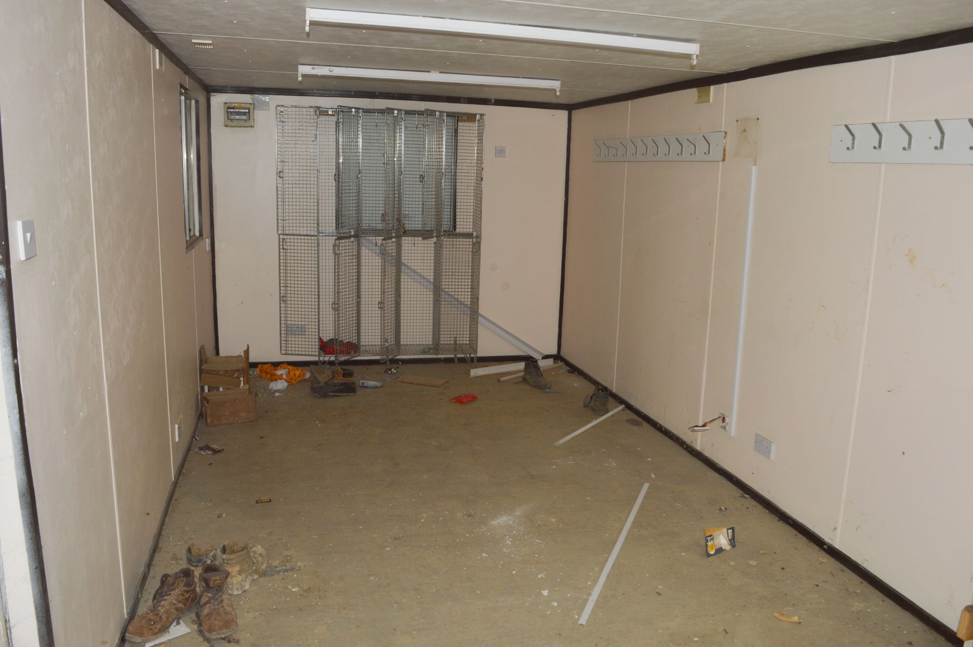 32 ft x 10 ft steel anti vandal jack leg site office  ** No keys but unlocked ** A440655 - Image 6 of 6