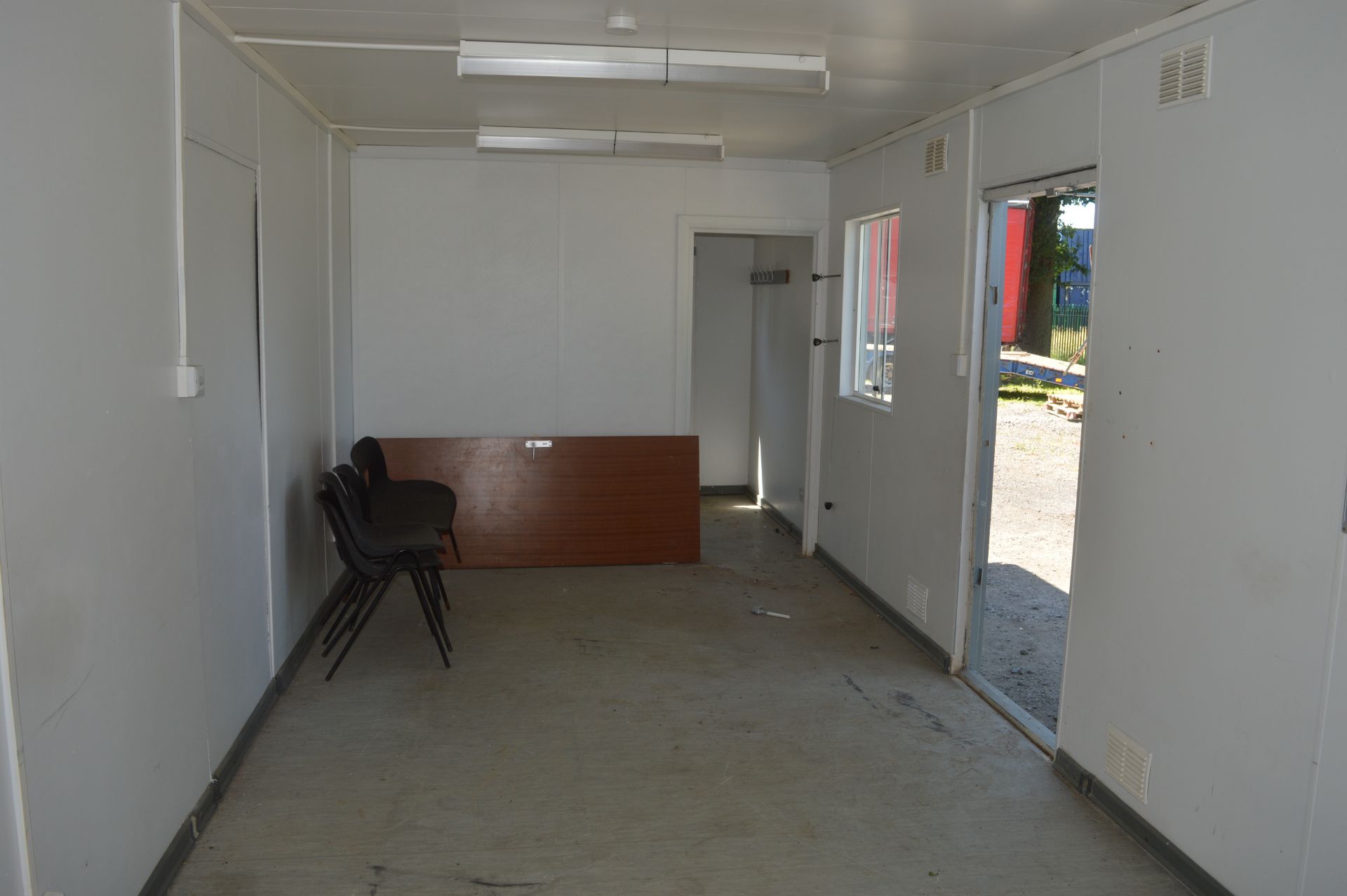 32 ft x 10 ft steel anti vandal jack leg site office  ** No keys but unlocked ** NH77000170 - Image 8 of 8