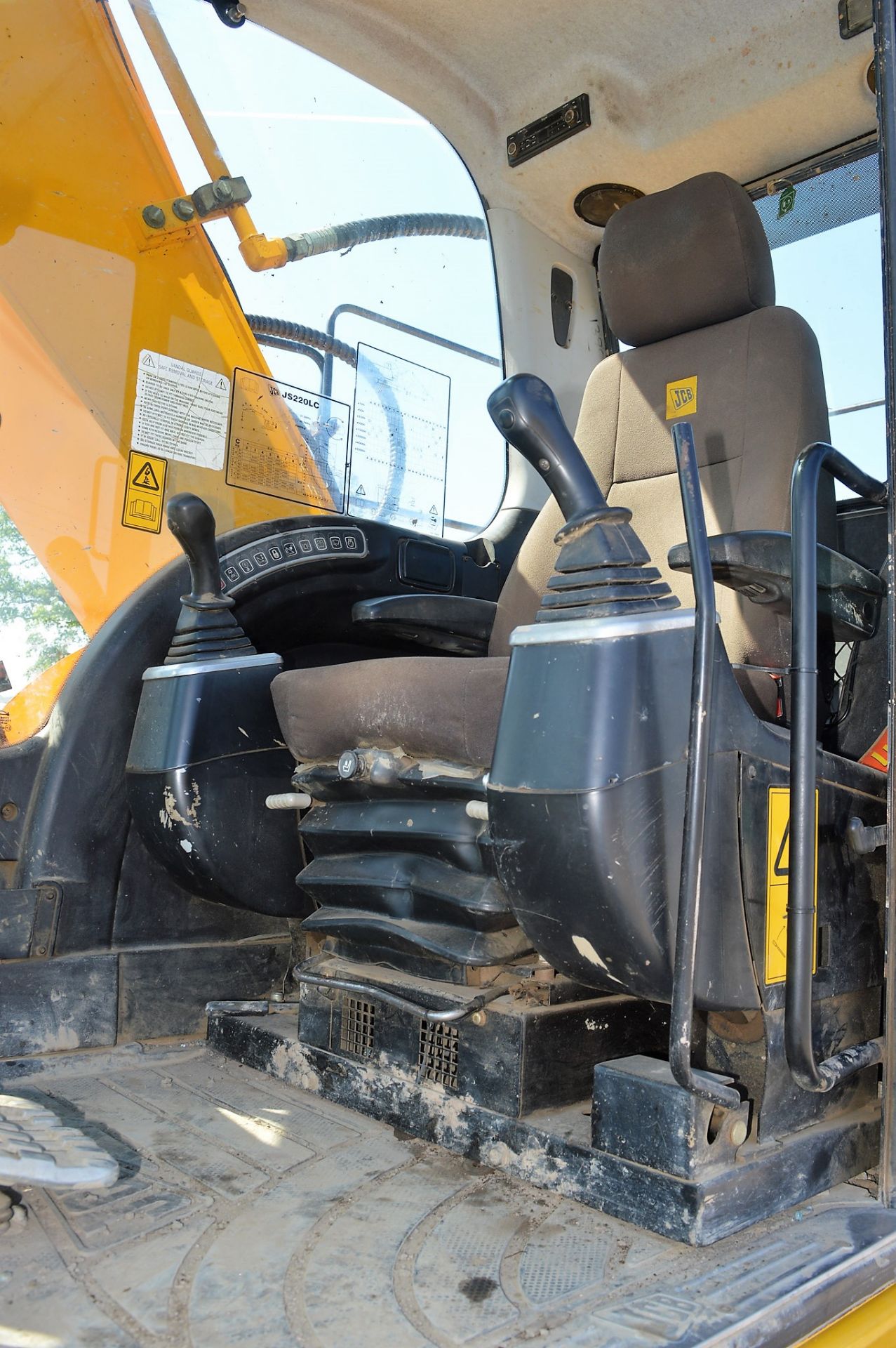 JCB JS220 LC Groundworker 22 tonne steel tracked excavator Year: 2010 S/N: E01460442 Recorded Hours: - Image 14 of 15