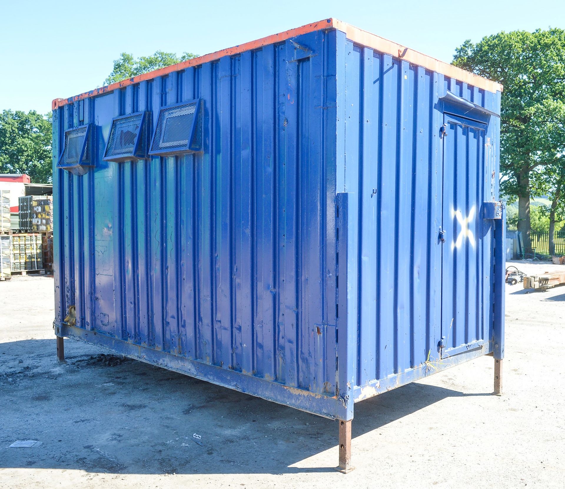 13 ft x 8 ft steel anti vandal jack leg  toilet site unit ** Locked on one door with padlock ** - Image 2 of 6