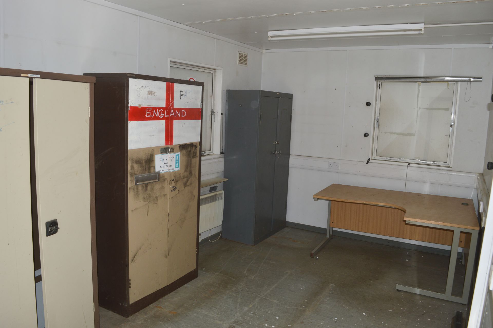 32 ft x 10 ft steel anti vandal jack leg site office  ** No keys but unlocked ** 400601 - Image 7 of 8