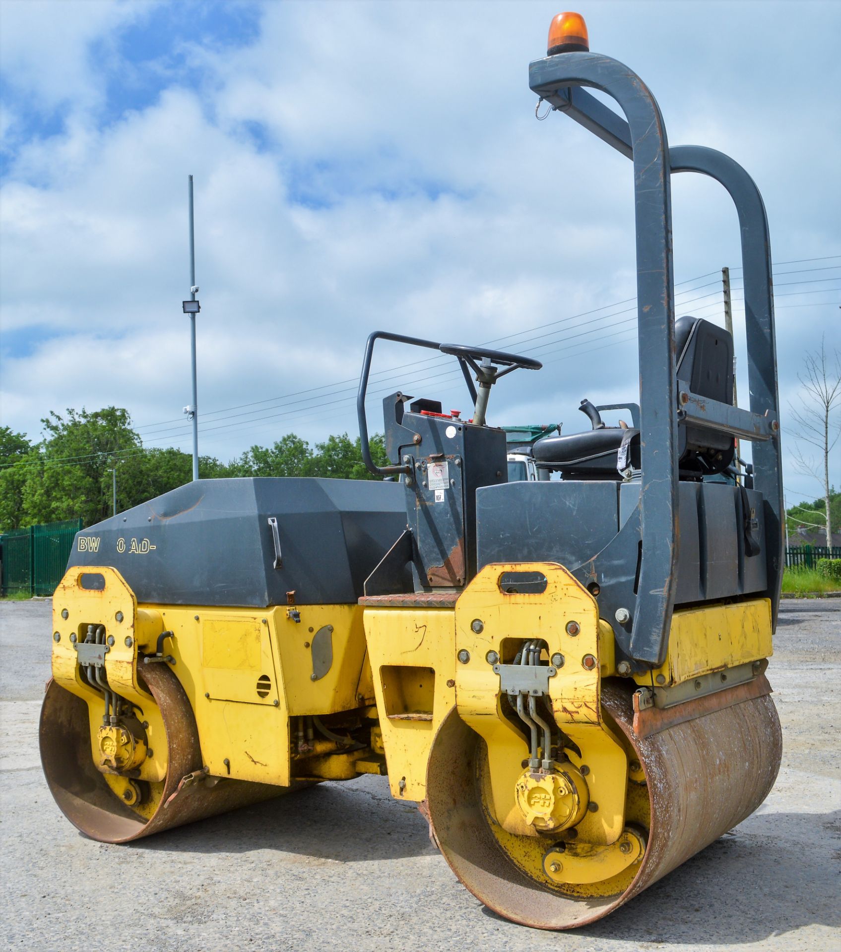 Bomag BW120-AD3 double drum ride on roller Year: 2003 S/N: 518347 Recorded Hours: 883 537 - Image 2 of 8