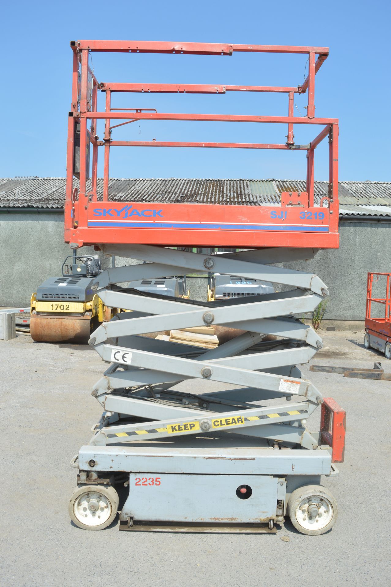 Skyjack SJ111 3219 battery electric scissor lift access platform Year:  S/N: 22013321 2235 - Image 7 of 7