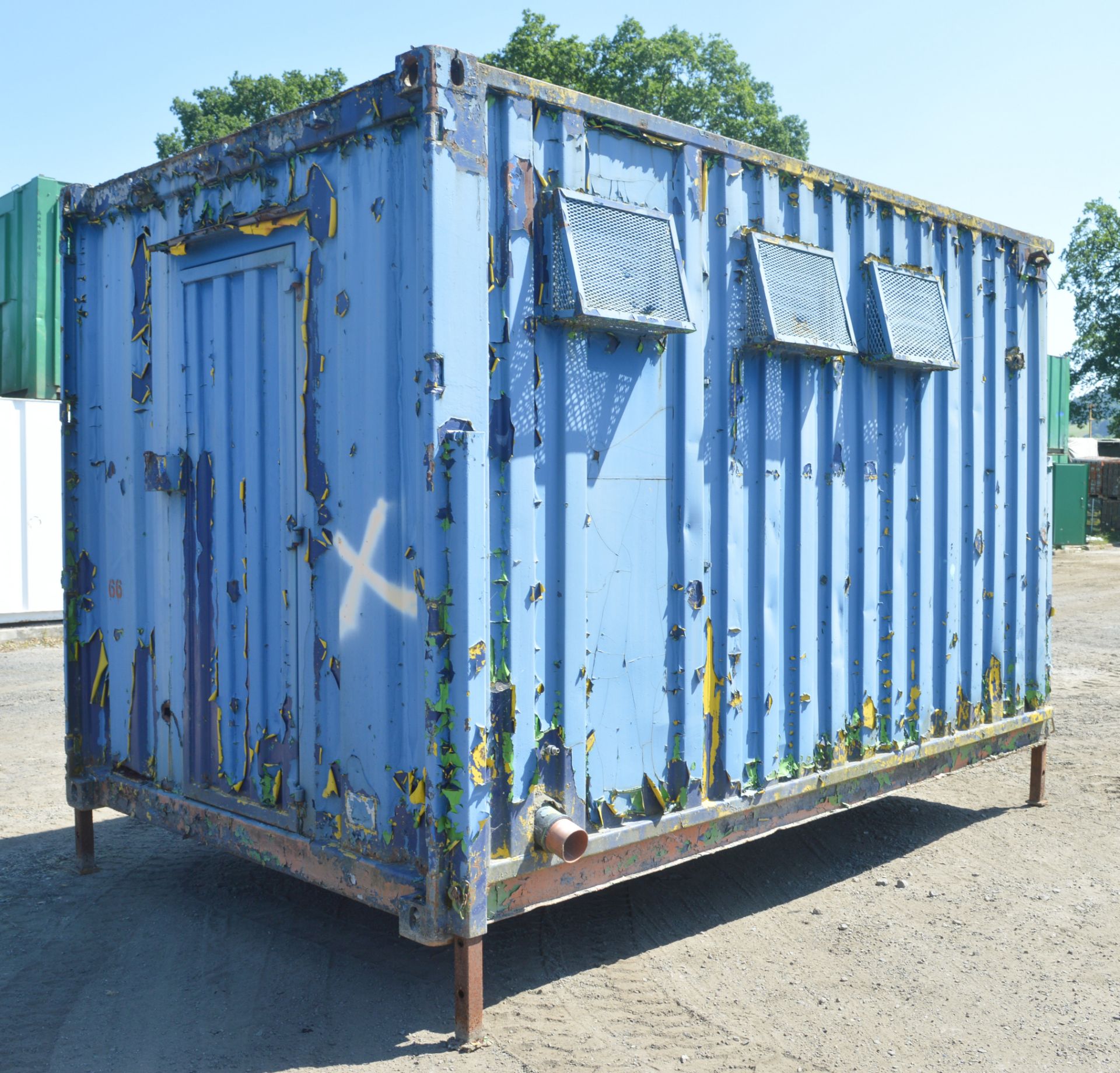 13 ft x 8 ft steel anti vandal jack leg toilet site unit ** No keys, but unlocked** 66 (BC) - Image 4 of 10