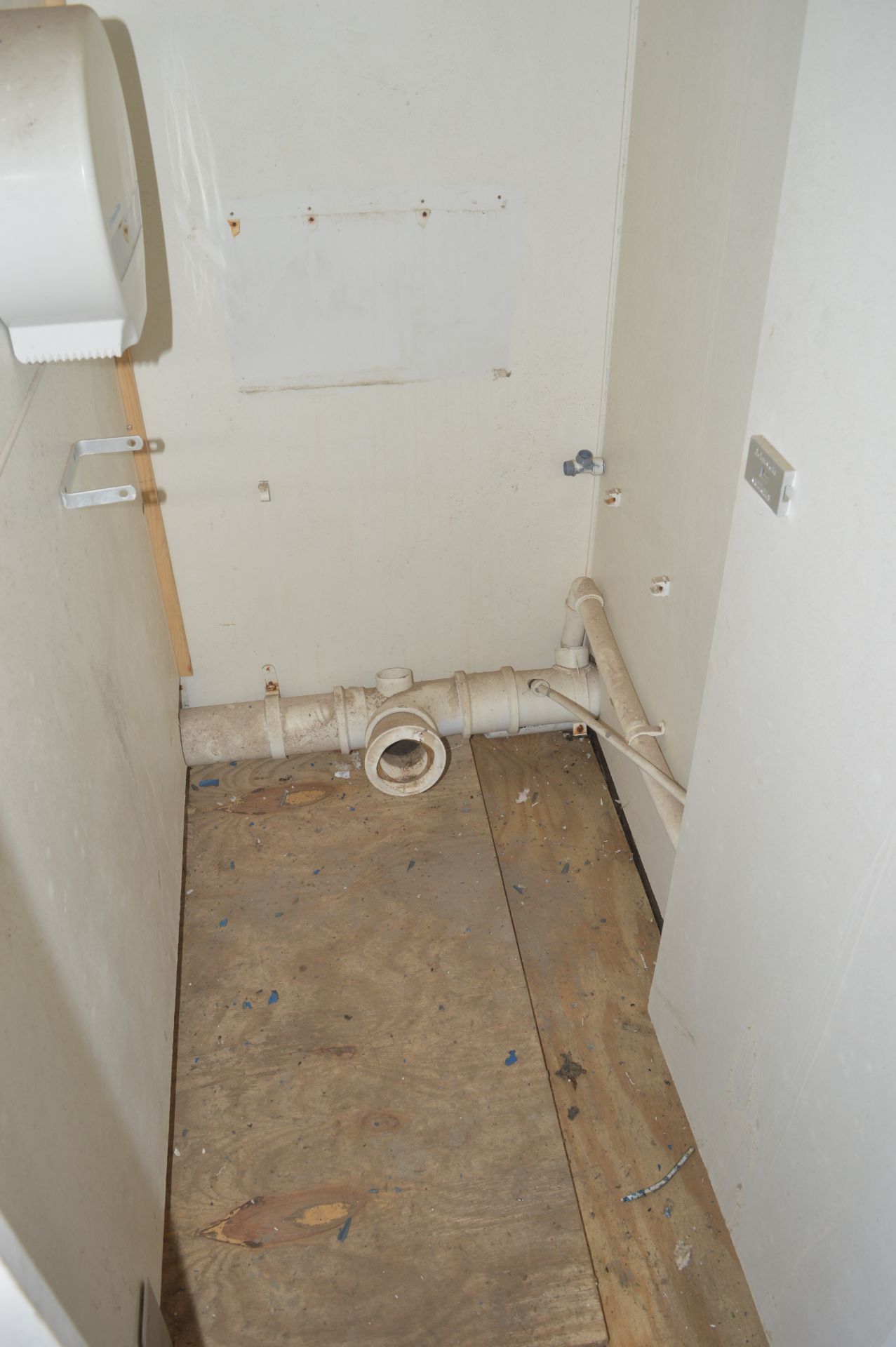 13 ft x 8 ft steel anti vandal jack leg toilet site unit ** No keys, but unlocked** 44 (BC) - Image 10 of 10