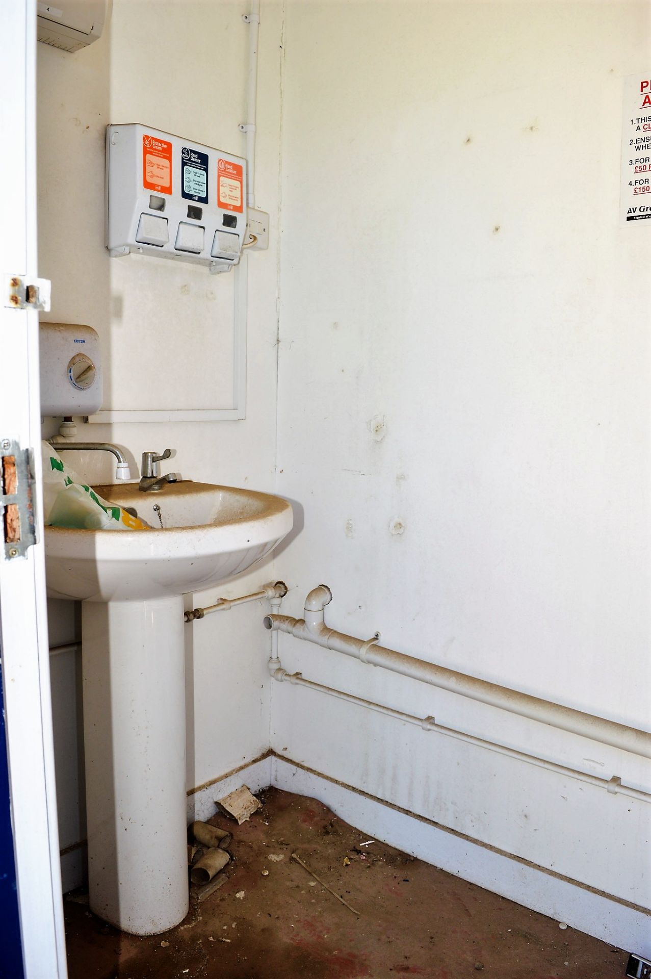 13 ft x 8 ft steel anti vandal jack leg  toilet site unit ** Locked on one door with padlock ** - Image 6 of 6