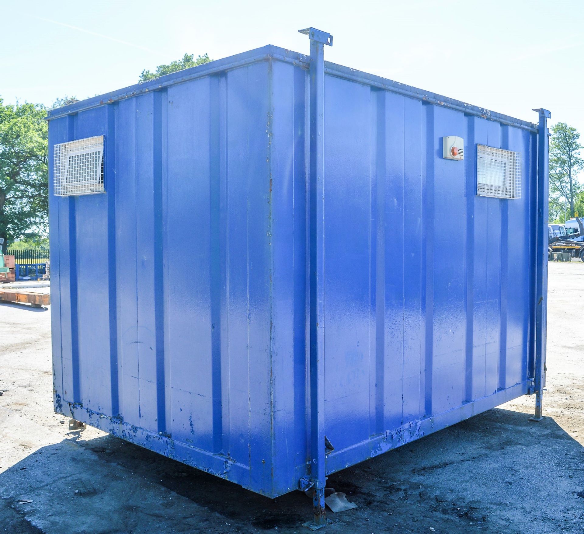 13 ft x 8 ft steel anti vandal jack leg  toilet site unit ** No keys, but unlocked** (Yellow tick) - Image 3 of 8