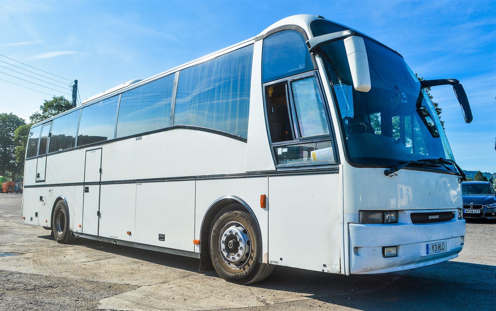 Volvo B12M Berkhof 53 seat luxury coach Registration Number: Y3 HLC Date of Registration: 01/04/2001 - Bild 2 aus 11