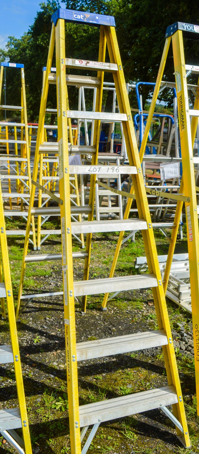 8 tread fibreglass framed step ladder 0010012