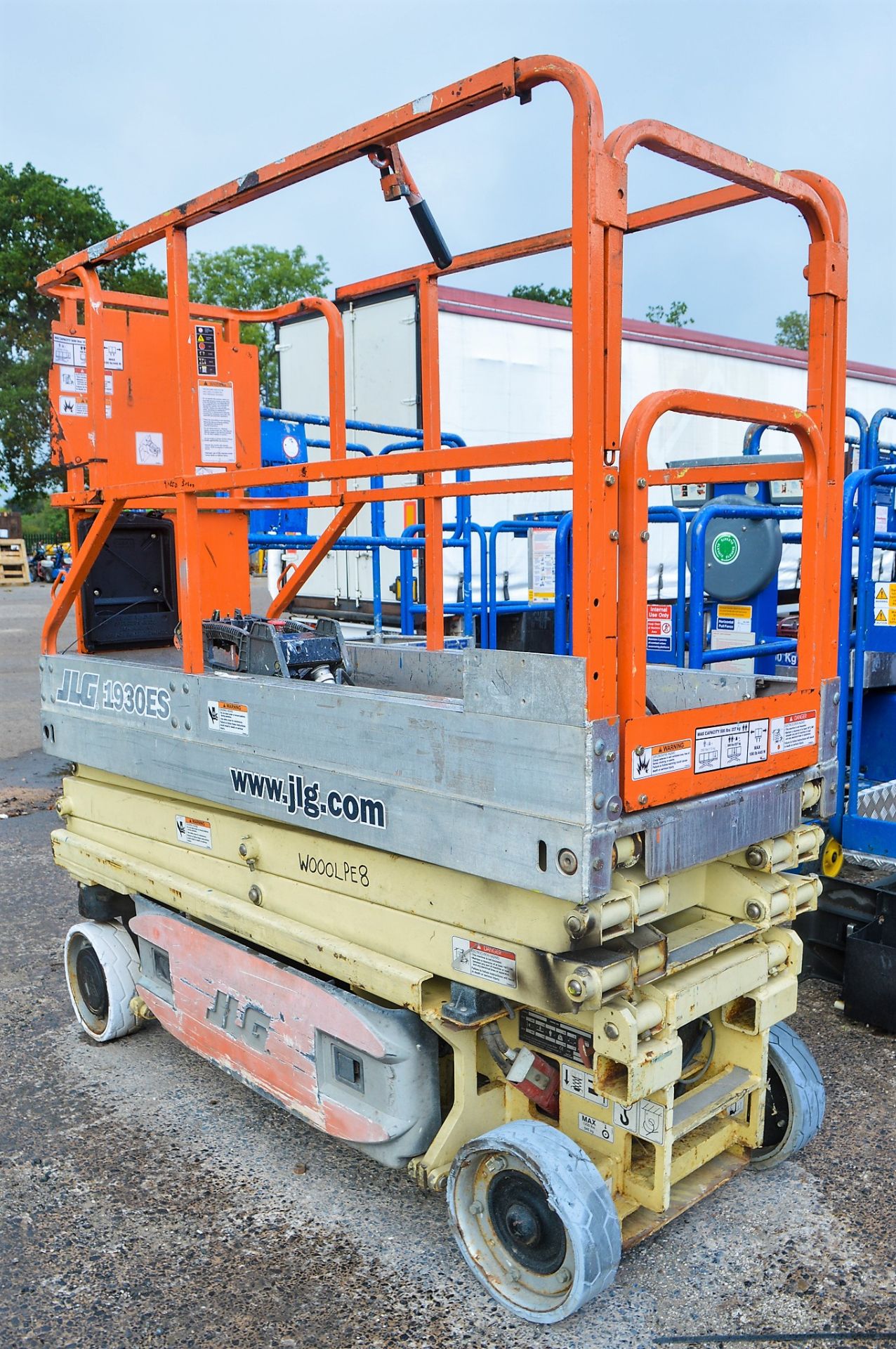 JLG 1930 ES battery electric scissor lift access platform  Year: 2004 S/N: 1630 Recorded hours: - Image 2 of 4