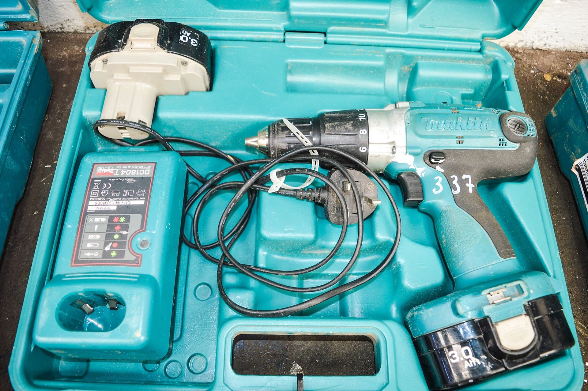 Makita 18v cordless power drill c/w charger, 2 batteries & carry case A541998