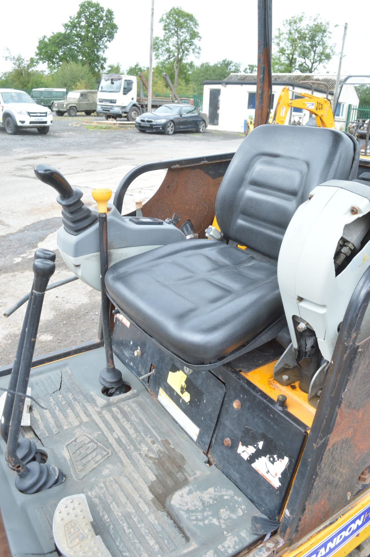 JCB 8015 1.5 tonne rubber tracked mini digger  Year: 2004 S/N: 1020937  Recorded hours: 2422  c/w - Image 11 of 13