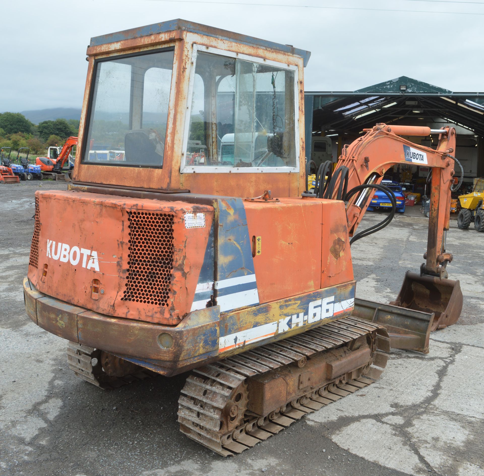 Kubota KH-66 2.8 tonne steel tracked mini digger  Year:  S/N: 13242 Recorded hours: 3422 c/w bucket, - Image 6 of 13