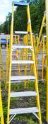 6 tread fibreglass framed step ladder A676911