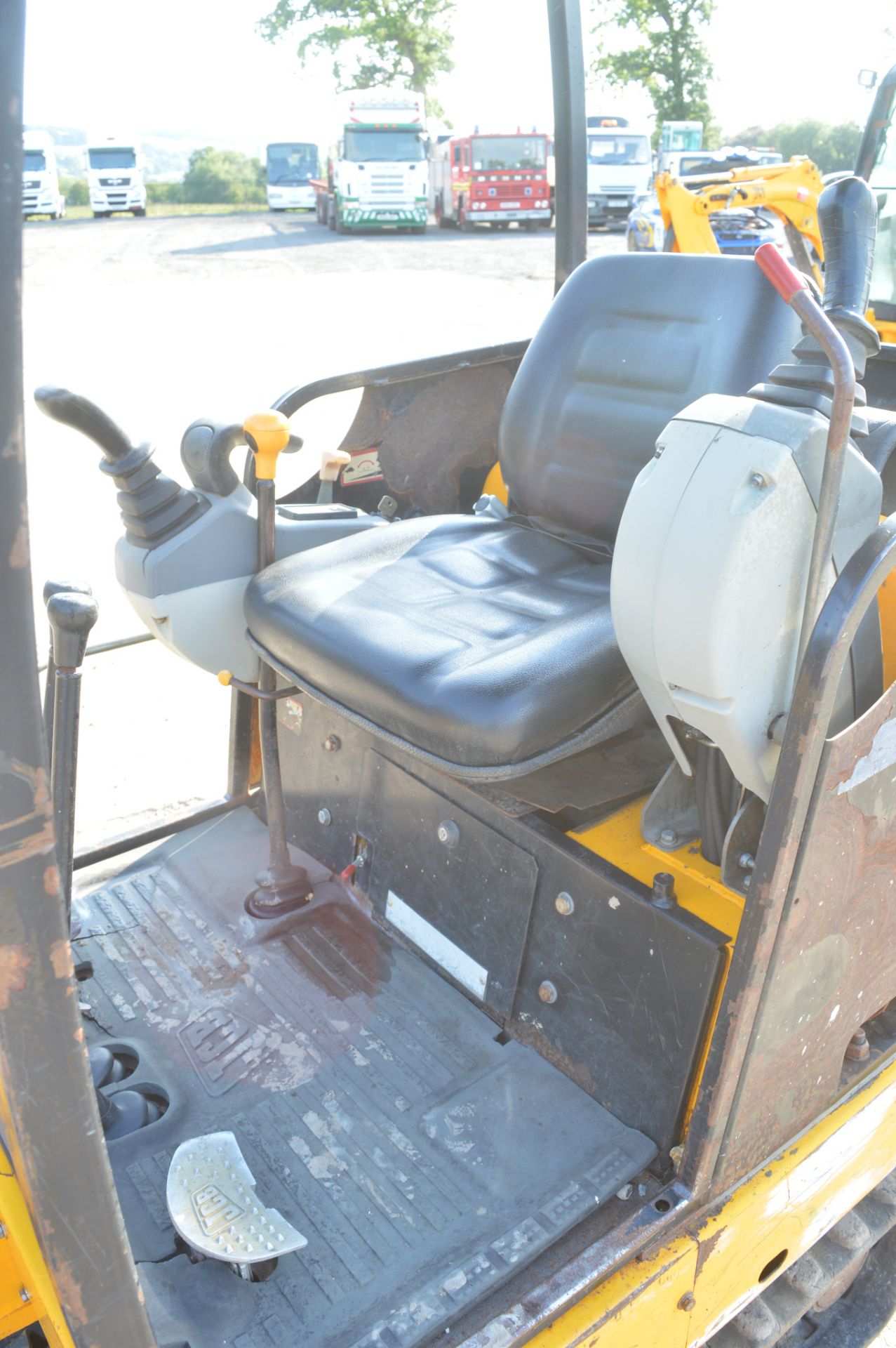 JCB 8015 1.5 tonne rubber tracked mini excavator Year: 2003 S/N: 1020624 Recorded hours: 3225 - Image 11 of 12