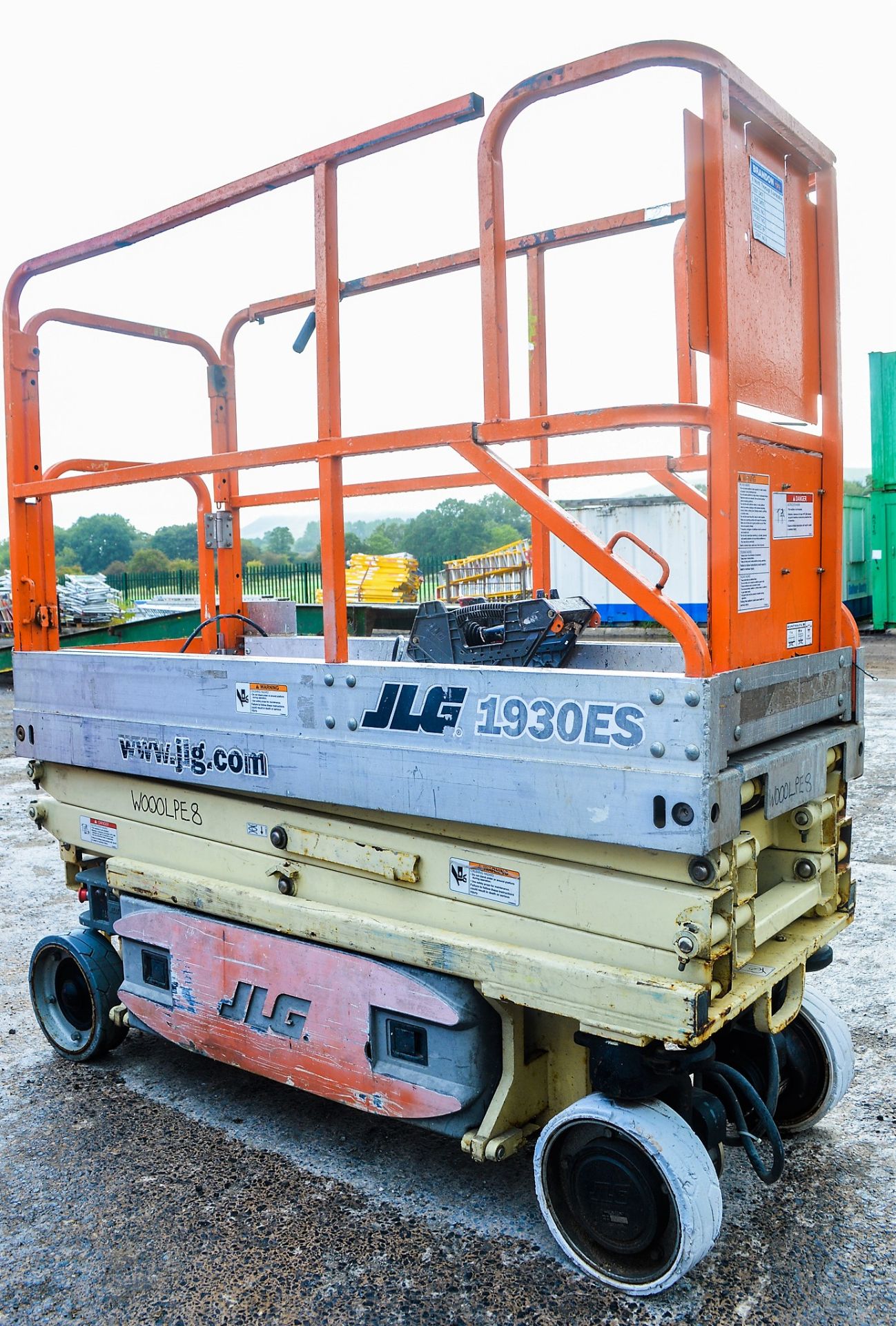 JLG 1930 ES battery electric scissor lift access platform  Year: 2004 S/N: 1630 Recorded hours: - Image 3 of 4