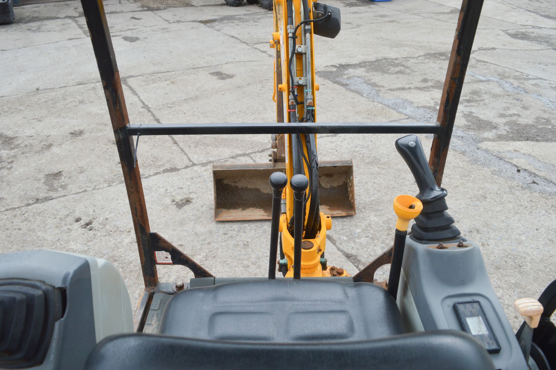 JCB 8015 1.5 tonne rubber tracked mini digger  Year: 2004 S/N: 1020937  Recorded hours: 2422  c/w - Image 12 of 13