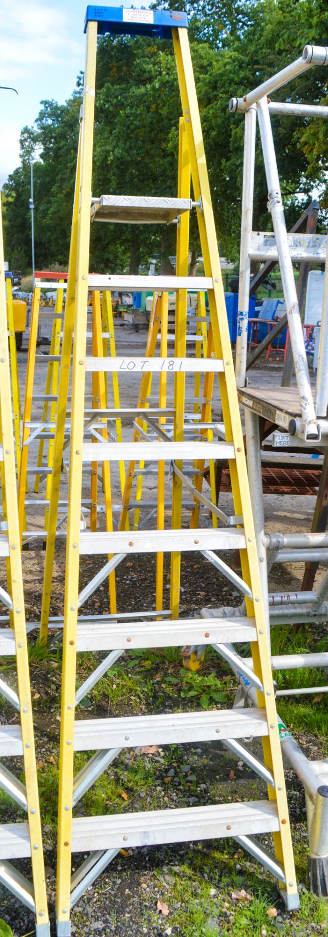 8 tread fibreglass framed step ladder E0012511