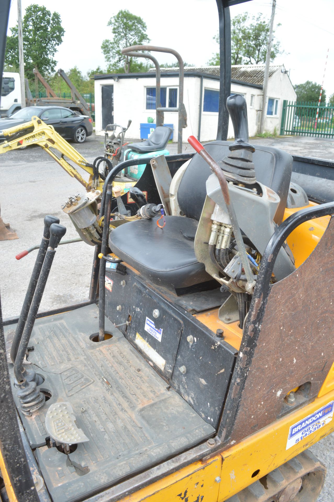 JCB 8015 1.5 tonne rubber tracked mini excavator Year: 2002 S/N: 894651 Recorded hours: n/a c/w - Image 9 of 12