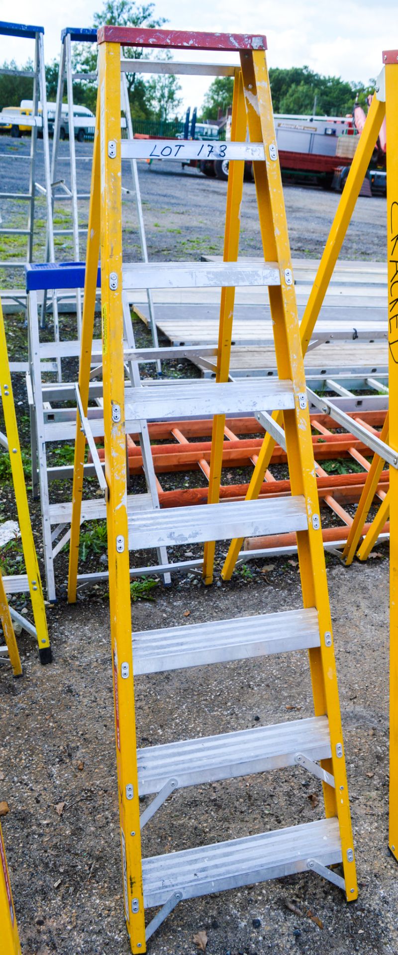 8 tread fibreglass framed step ladder 1706-LYT0271