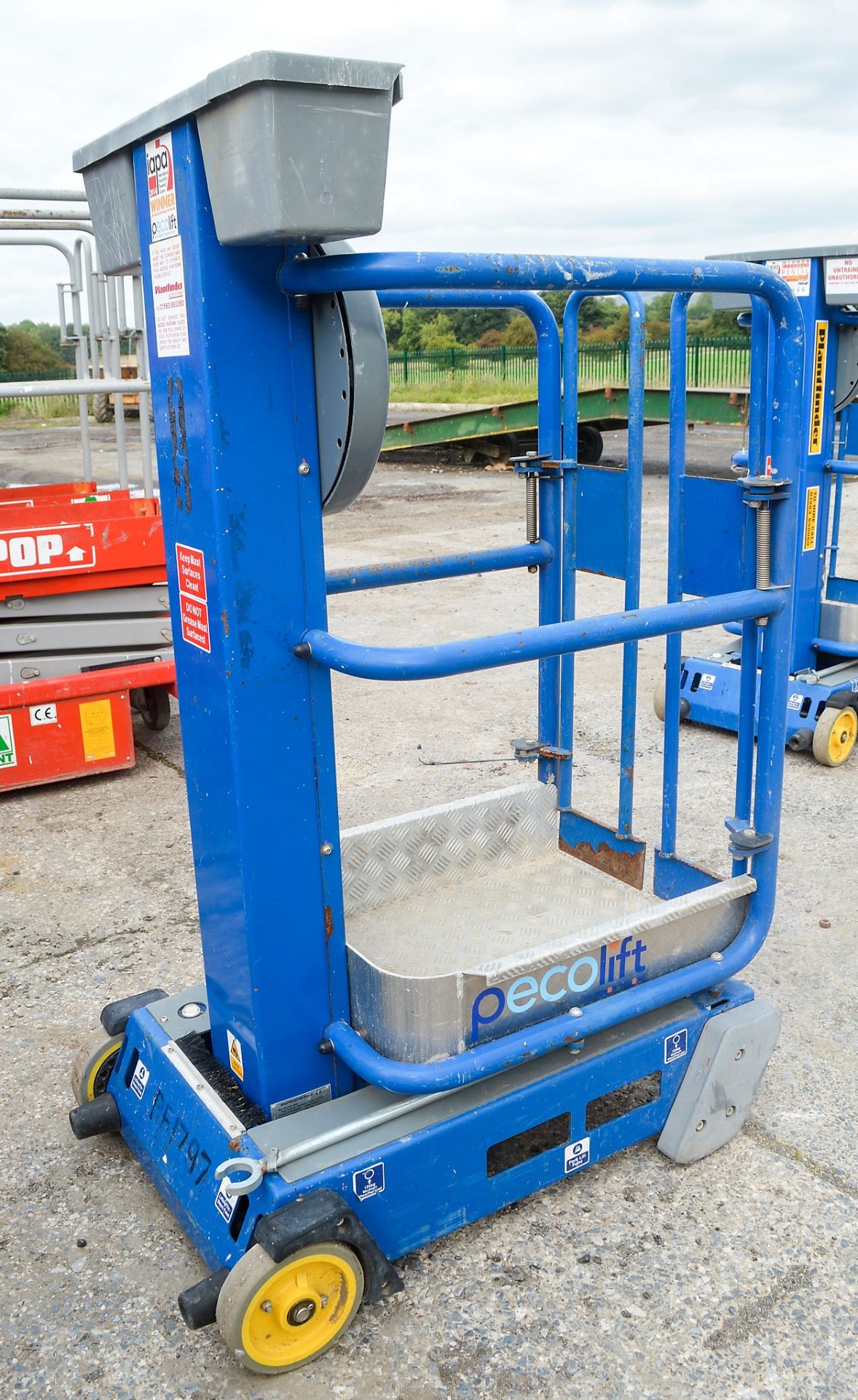 Power Tower Peco manual lift access platform PF1797 - Image 2 of 2