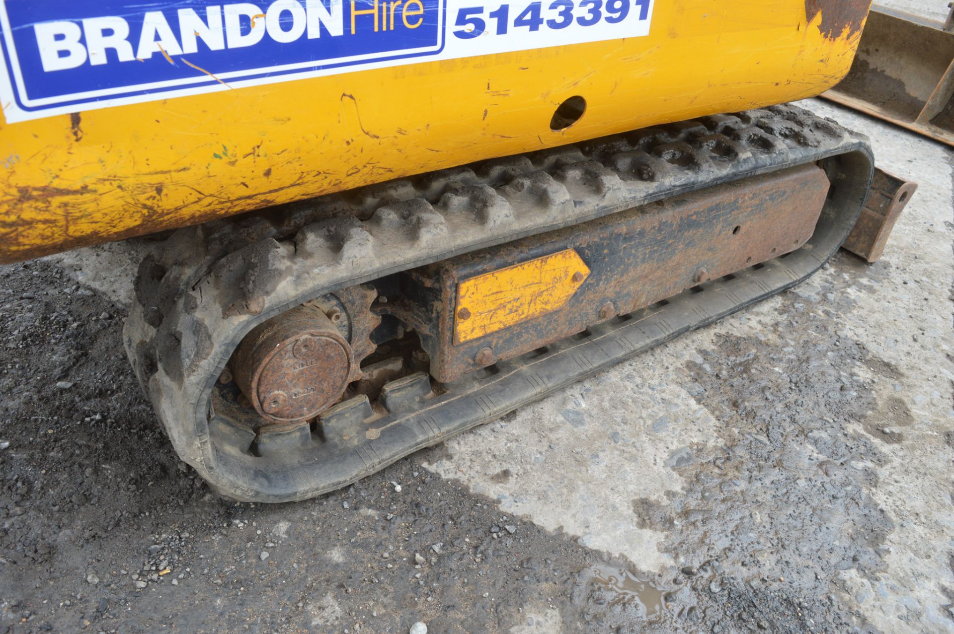 JCB 8015 1.5 tonne rubber tracked mini digger  Year: 2004 S/N: 1020937  Recorded hours: 2422  c/w - Image 8 of 13