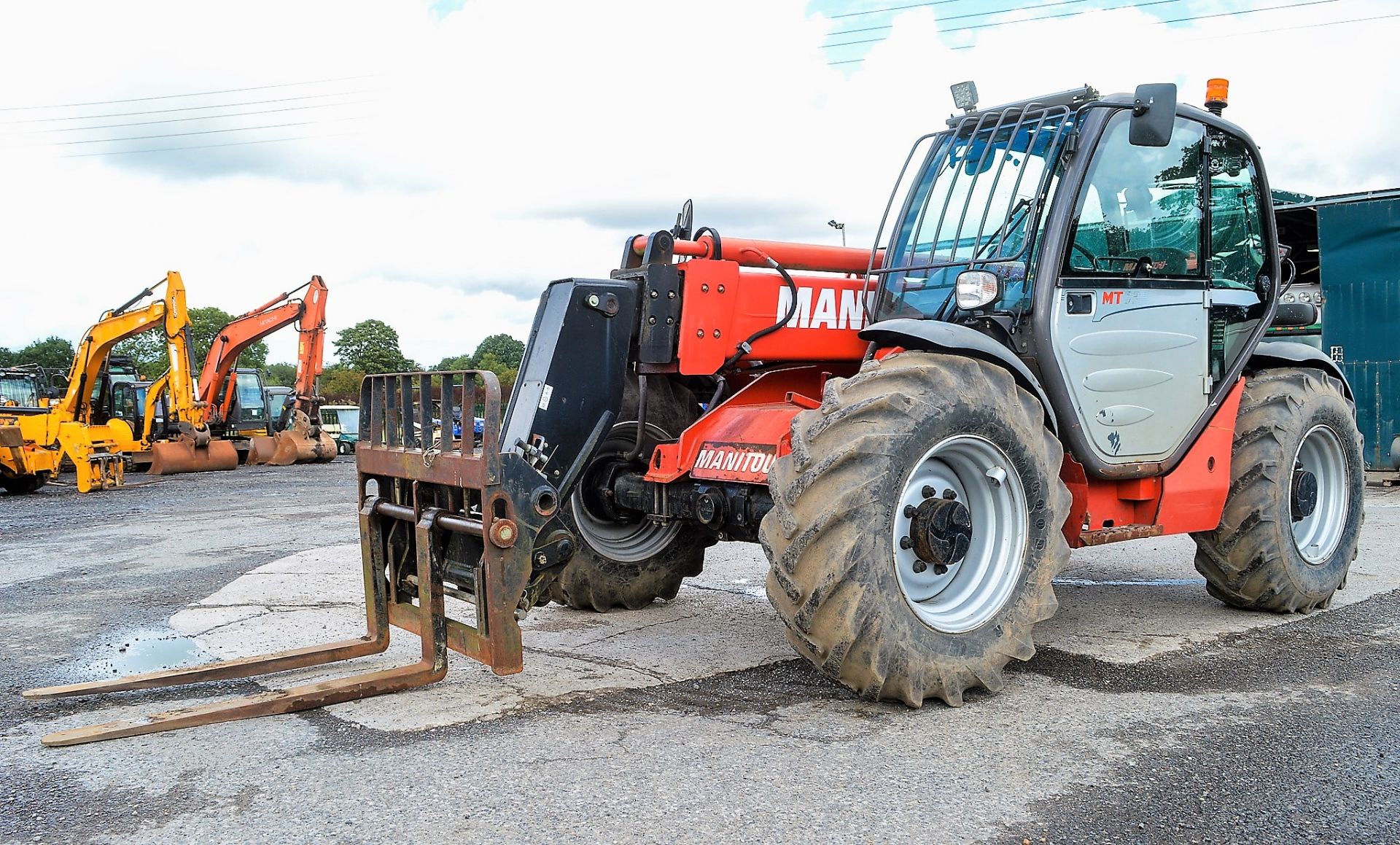 Manitou 932 MT 9 metre telescopic handler Year: 2011 S/N: 598512 Recorded Hours: 6105 c/w turbo