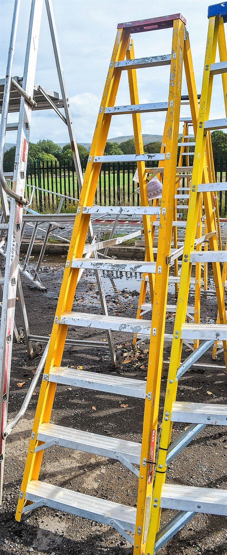 10 tread fibreglass framed step ladder